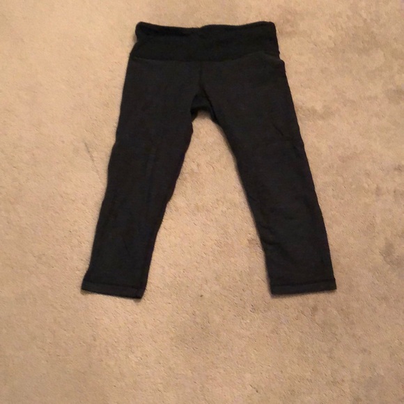 Lululemon women’s size 8 black capris. - Picture 1 of 3